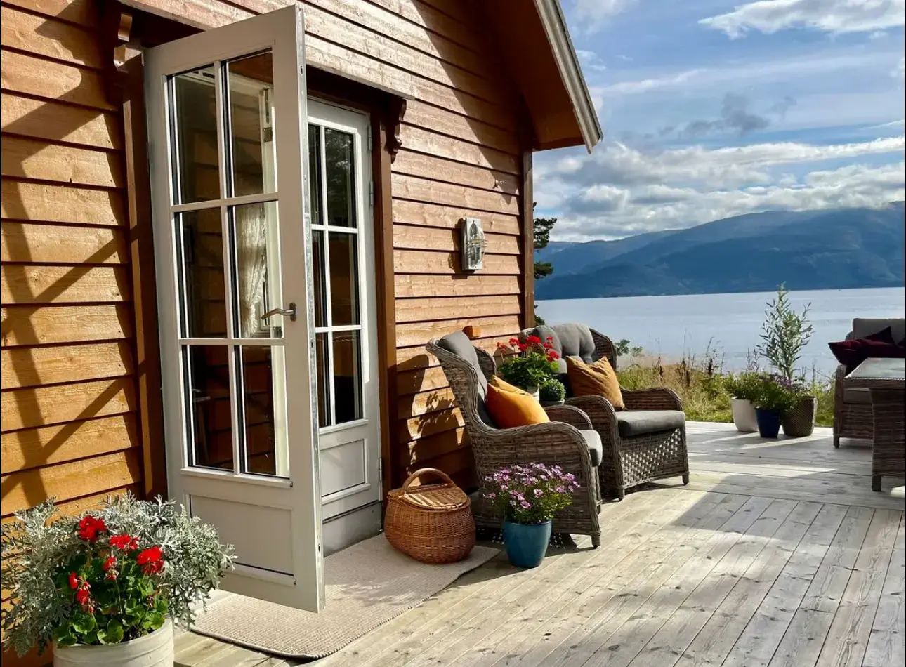 Koselig hytte med eigen strandlinje
