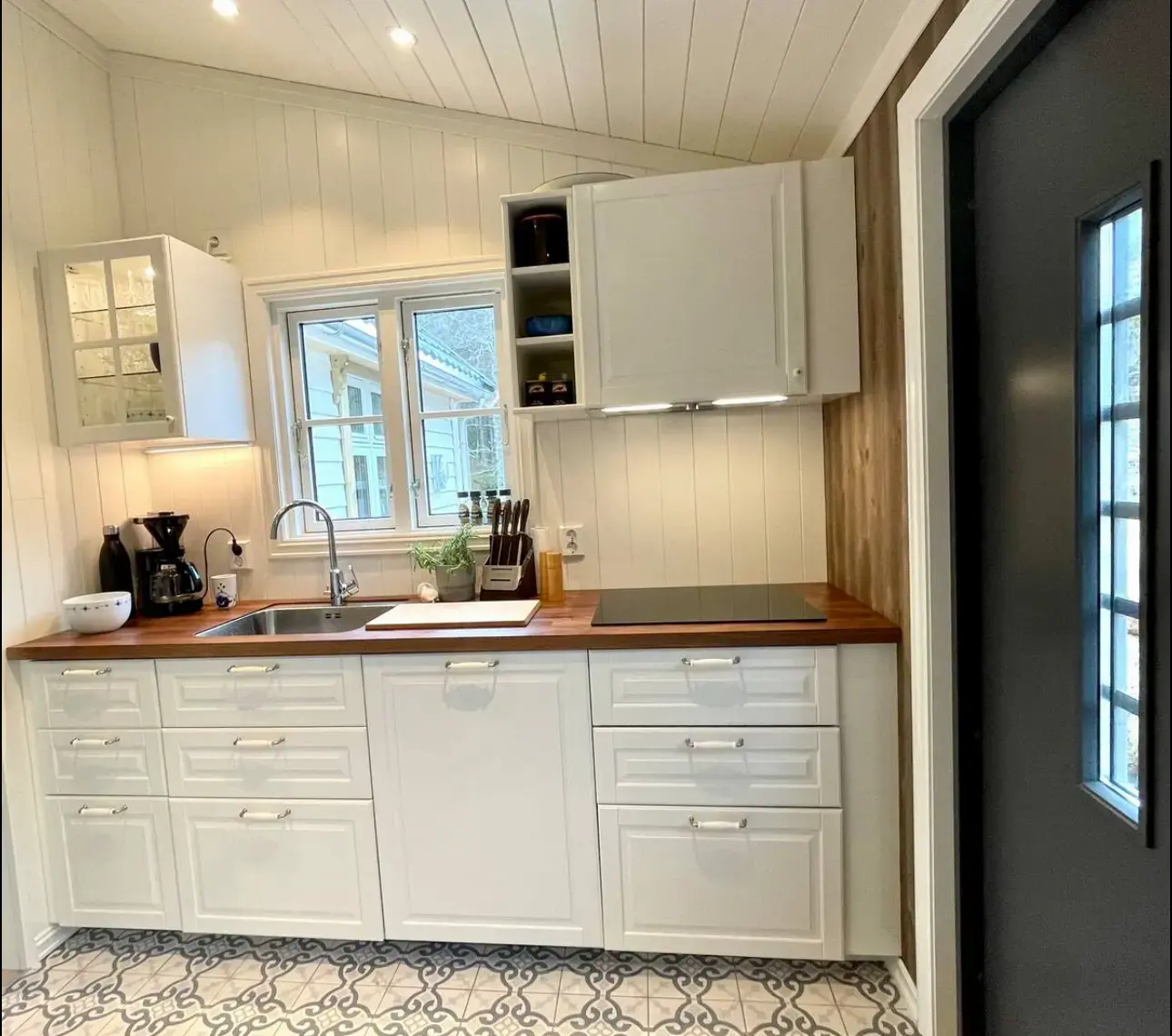 Koselig hytte med eigen strandlinje