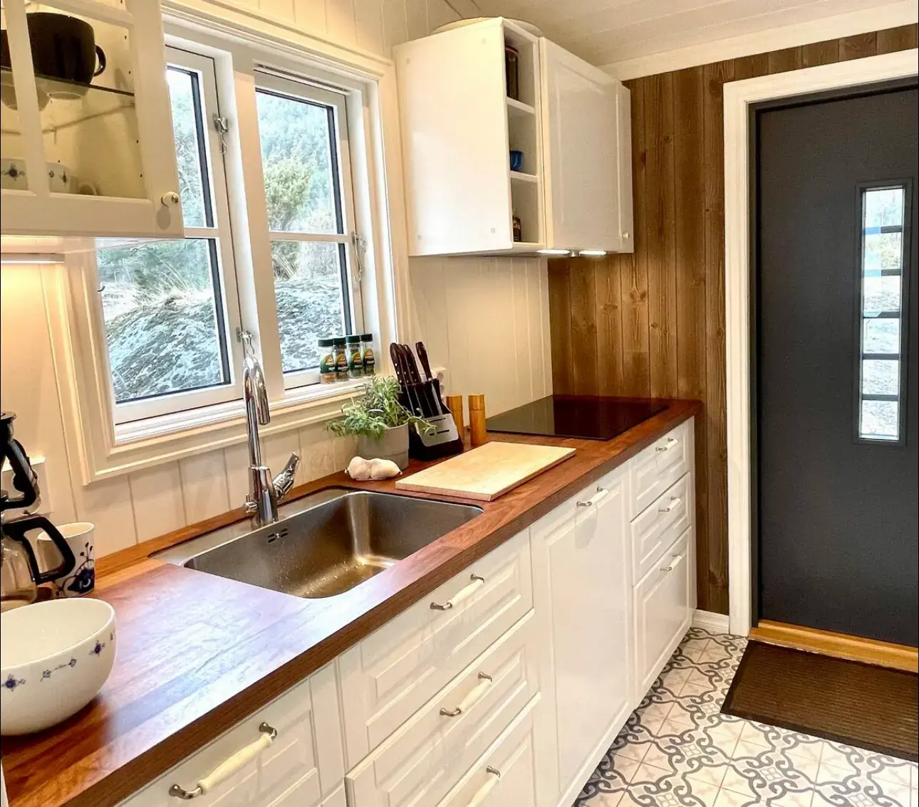 Koselig hytte med eigen strandlinje