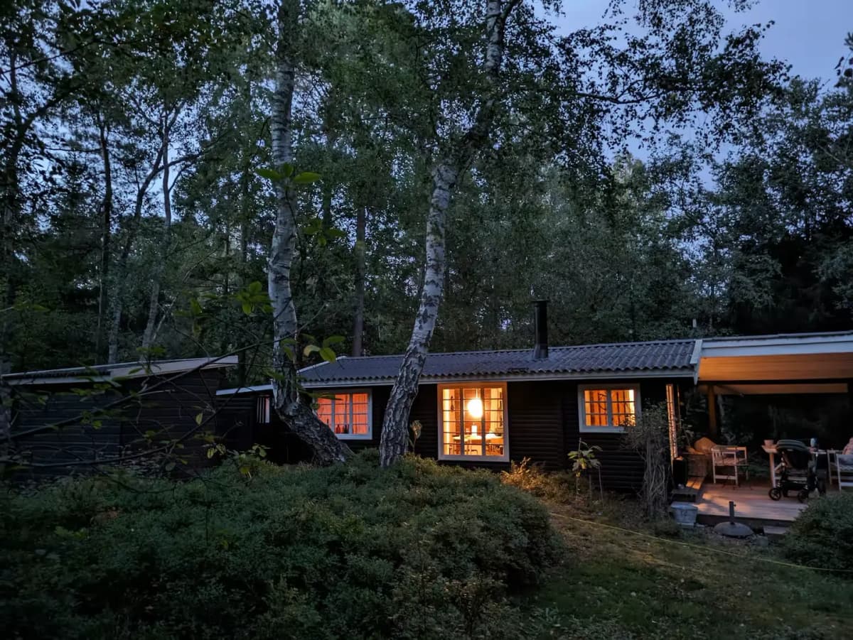 Autentisk hytte midt i skoven