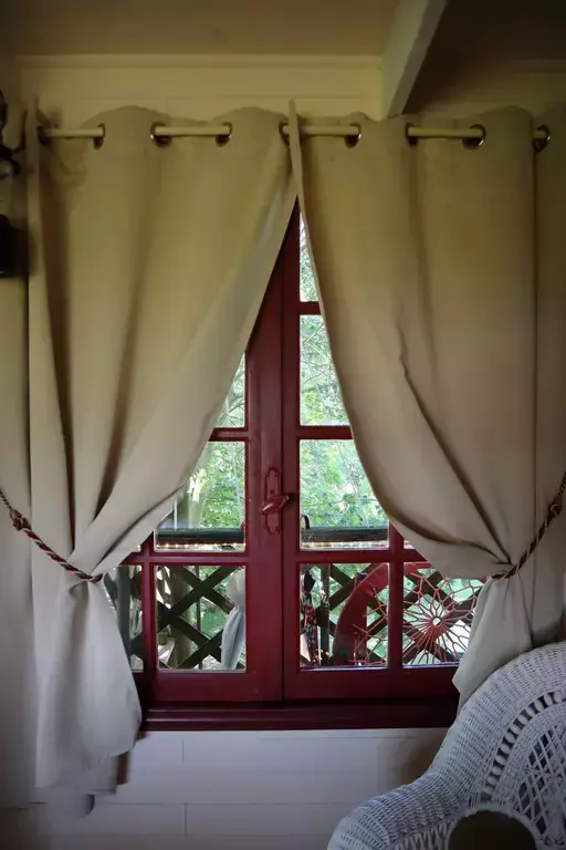 Cabane dans les arbres en pleine nature