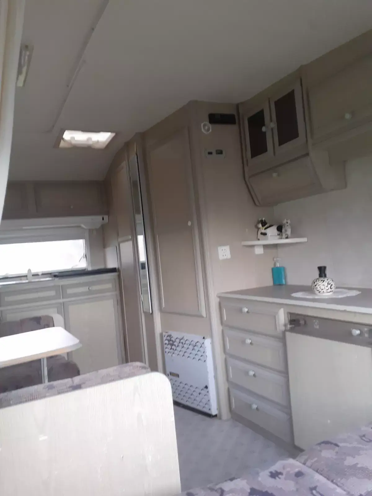 Caravan in het veld vlakbij natuurgebied