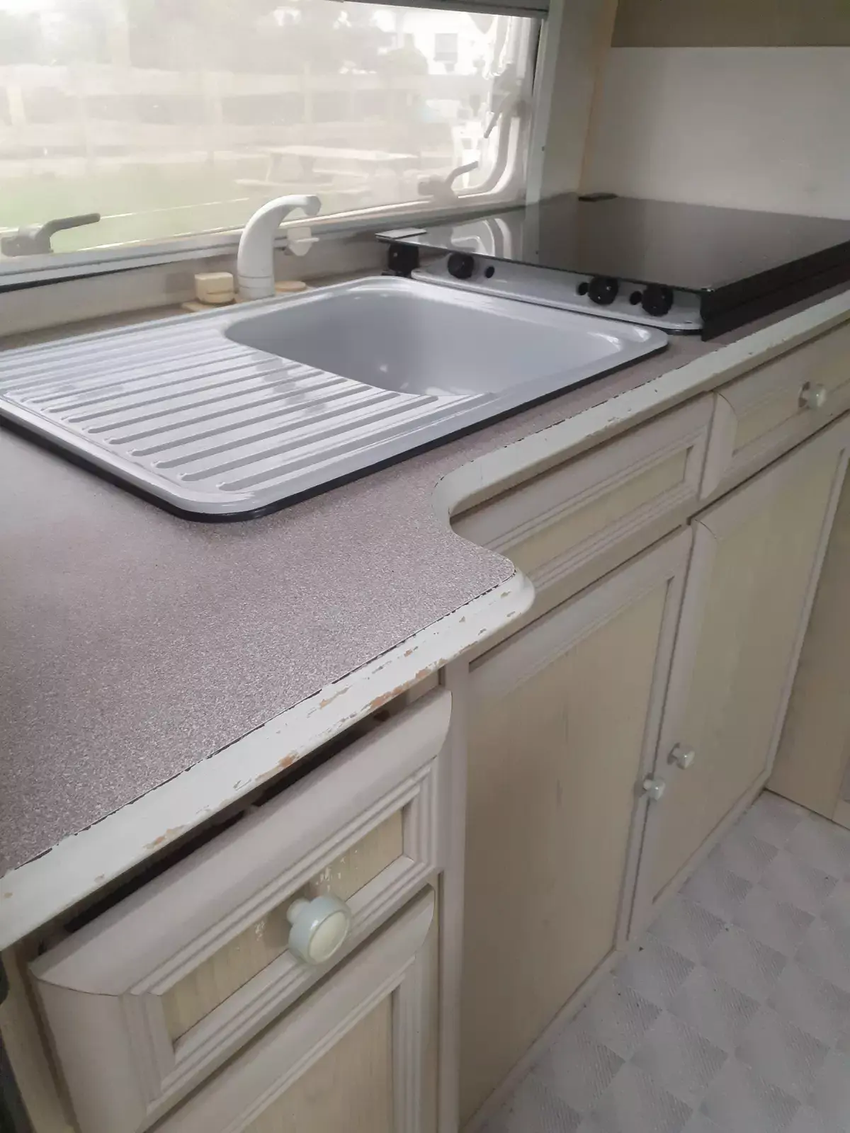 Caravan in het veld vlakbij natuurgebied