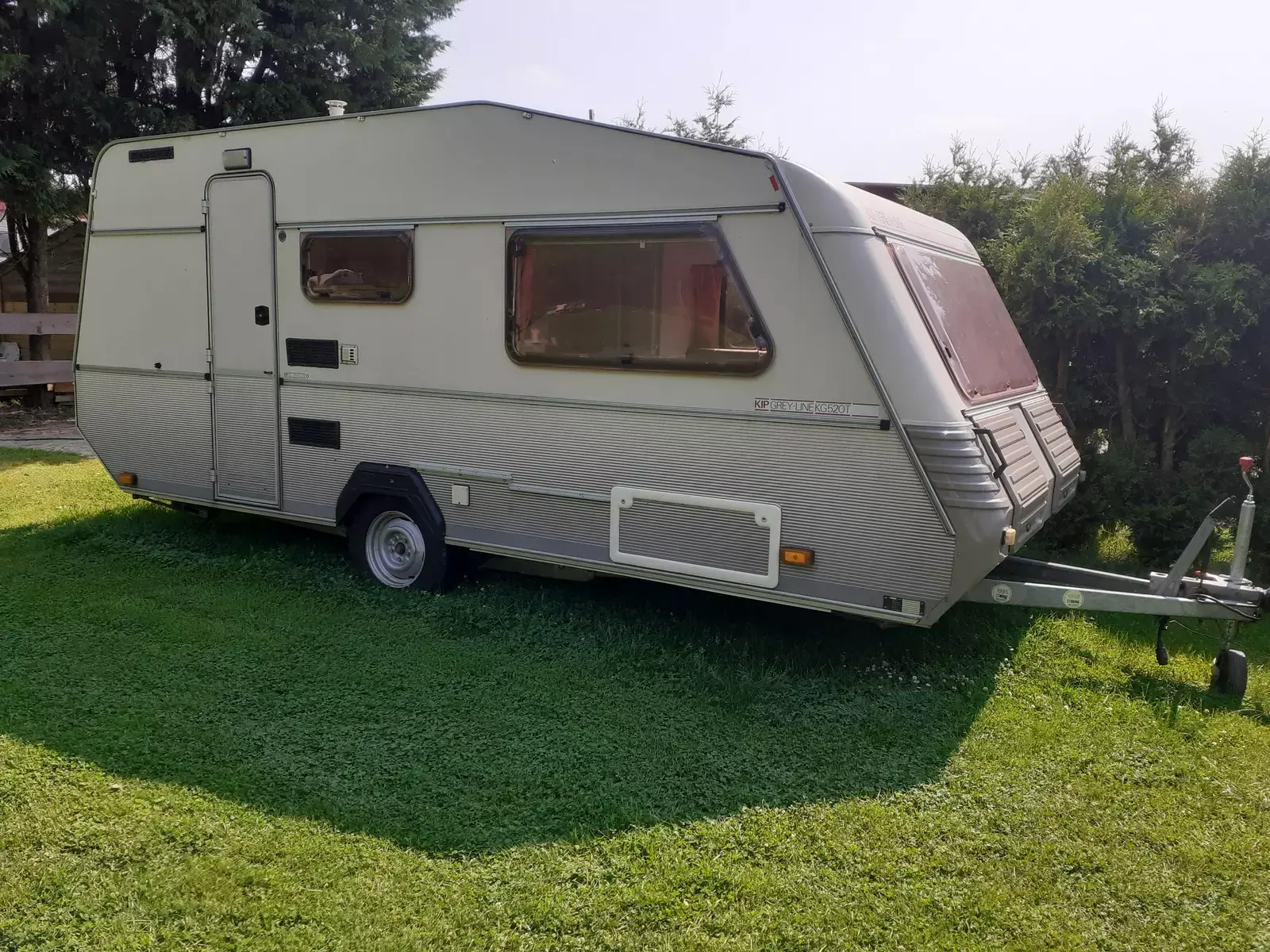 Caravan in het veld vlakbij natuurgebied