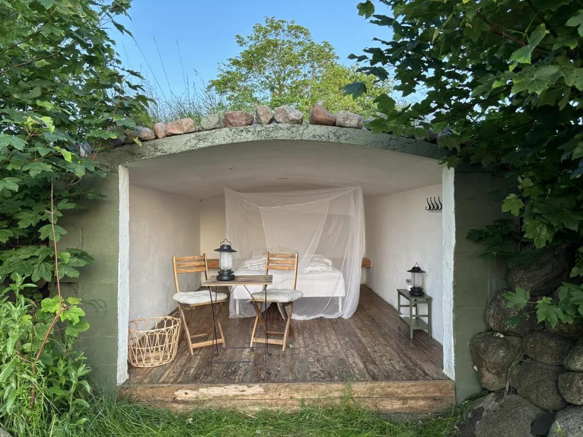 Natur shelter ved sø ved Camønogaarden 