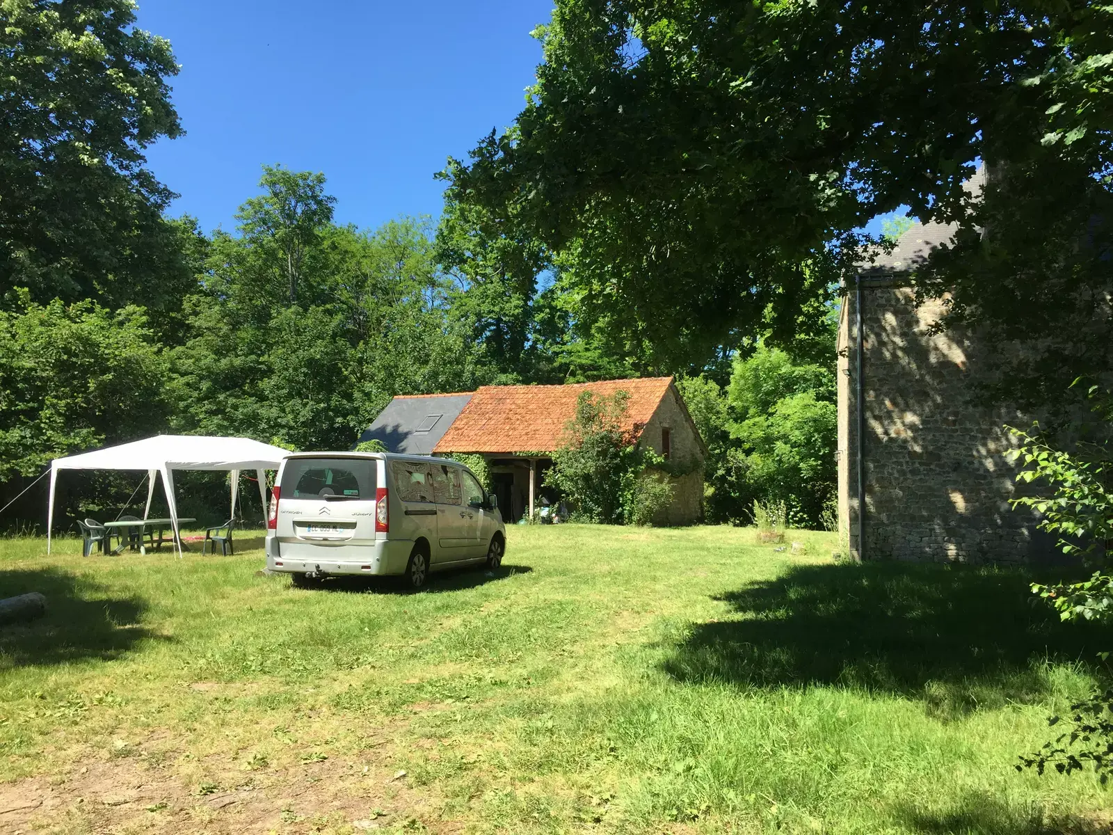 Écrin de verdure au bord de l’eau.