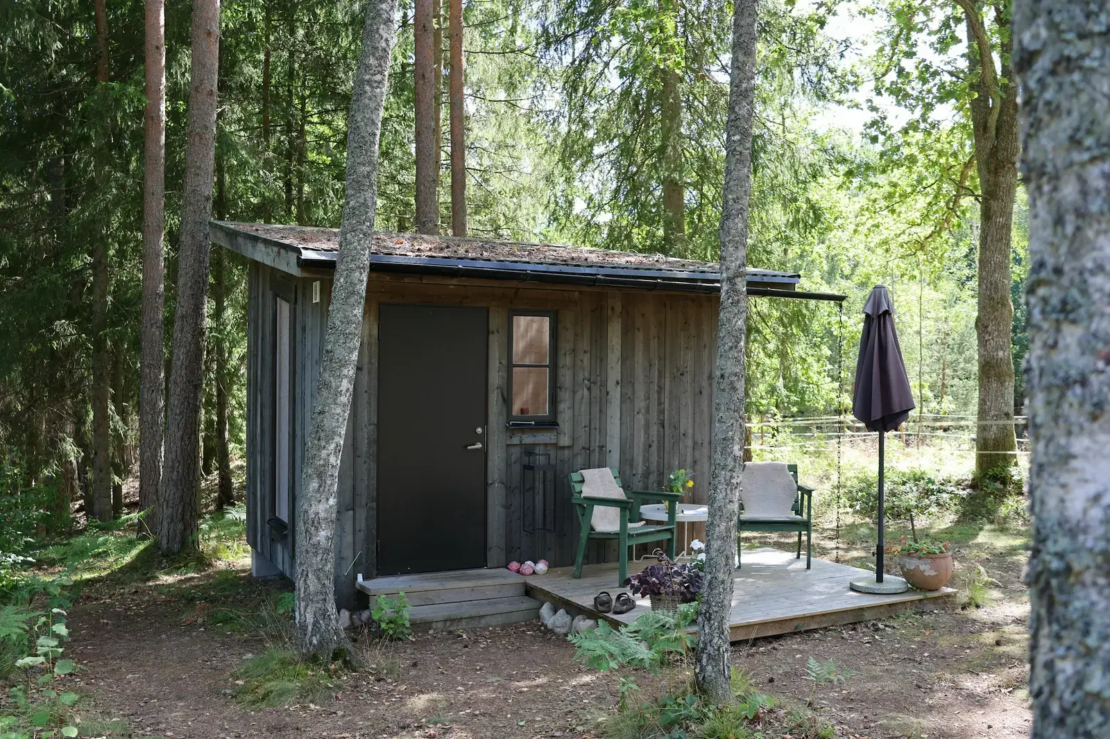 Anna - Liten, mysig stuga för två bredvid Drevåen och sjön Mien