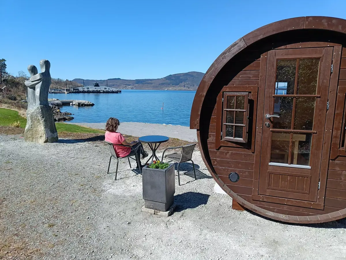 Sleeping barrel lodge