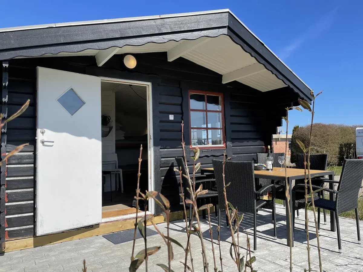 Bjælkehytte med havudsigt