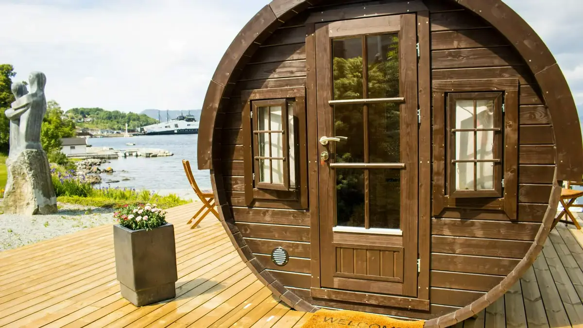 Sleeping barrel lodge