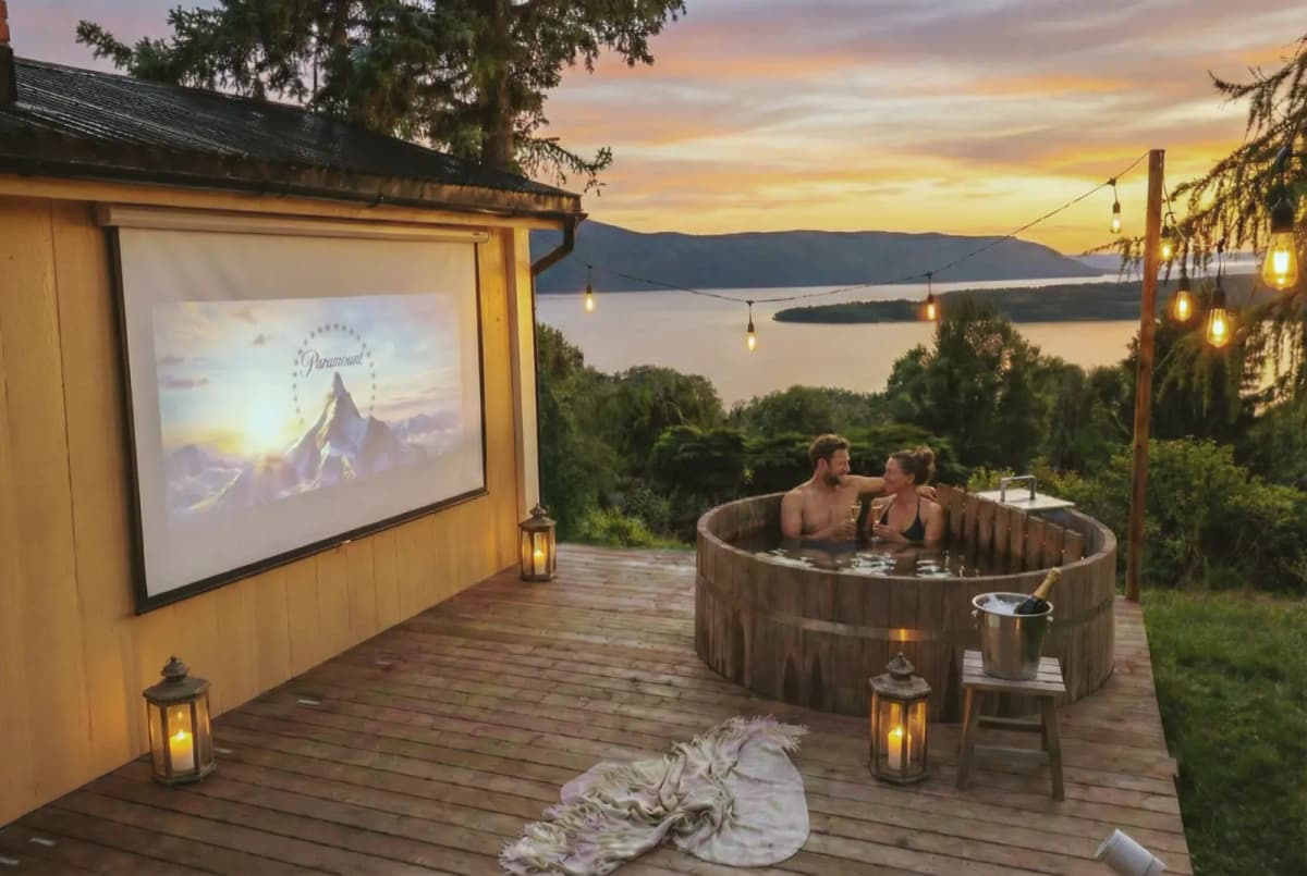 Romantic Getaway: Hot Tub, Cinema & View